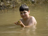9 Year Old Boy Showing Off His Frog in a Pond, Woodstock, New York, USA Lámina fotográfica por Paul Sutton
