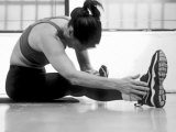 Women Stretching During Exercise Session, New York, New York, USA Photographie par Paul Sutton