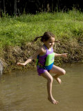 5 Year Old Girl Jumping into a Pond, Woodstock, New York, USA Lámina fotográfica por Paul Sutton