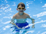 Portrait of 9 Year Old Boy Swimming in Pool, Kiamesha Lake, New York, USA Lámina fotográfica por Paul Sutton