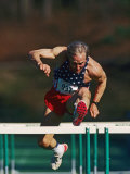 Mature Athlete Competing in Hurdles Race, Atlanta, Georgia, USA Lámina fotográfica por Paul Sutton Mature Athlete Competing in Hurdles Race, Atlanta, Georgia, USA Lámina fotográfica por Paul Sutton