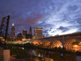 Downtown View and Detroit Avenue Bridge, Cleveland, Ohio, USA Photographie par Walter Bibikow