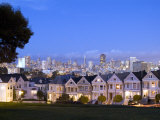 Victorian Houses with Skyline, San Francisco, California, USA Lámina fotográfica por Bill Bachmann