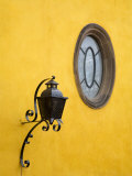 Lantern and Window, San Miguel De Allende, Guanajuato State, Central Mexico Fotografisk tryk af Julie Eggers Lantern and Window, San Miguel De Allende, Guanajuato State, Central Mexico Fotografisk tryk af Julie Eggers