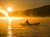Canoeing in Lily Bay at Sunrise, Moosehead Lake, Maine, USA Impressão fotográfica por Jerry & Marcy Monkman Canoeing in Lily Bay at Sunrise, Moosehead Lake, Maine, USA Impressão fotográfica por Jerry & Marcy Monkman