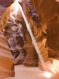 Sunbeam Illuminates Upper Antelope Canyon, Page, Arizona, USA Fotografie-Druck von Rob Tilley