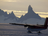Ski-Equipped Twin Otter Takes Off from an Ice Runway Photographie par Gordon Wiltsie