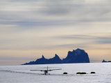 Twin Otter Ski Plane Parked by a Surveying Team's Camp Photographie par Gordon Wiltsie