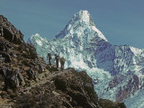 Trekkers Below 6,812-Meter (22,349') Ama Dablam "Mother's Charm Box" Photographie par Gordon Wiltsie