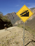 Biker Heads Downhill Past a Steep Slope Sign Photographie par Skip Brown