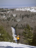 Man Snowshoeing Uphill Photographie par Skip Brown