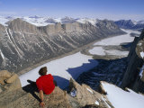Alex Lowe on the Summit of Great Sail Peak, Above Stewart Valley Photographie par Gordon Wiltsie