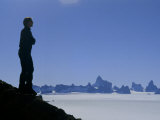 Climber Surveys the Fenris Mountains Beyond a Huge Polar Glacier Photographie par Gordon Wiltsie