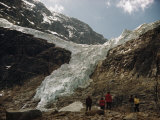 Tourists Stand Below Angel Glacier at Base of Mount Edith Cavell Photographie par Walter Meayers Edwards
