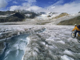 Mountain Biking over Black Rapids Glacier Lámina fotográfica por Bill Hatcher
