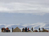 Tourist Camp on a Frozen Ocean Photographie par Gordon Wiltsie