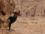 Climber Bouldering on Sandstone Crags Above This Ancient City Photographie par Gordon Wiltsie