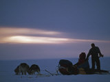 Dogsledding Expedition Sets Up Camp on Great Slave Lake Photographie par Gordon Wiltsie
