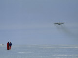 Wheeled C-130 Hercules Takes Off from a Wind-Polished Glacier Photographie par Gordon Wiltsie