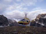 Helicopter Lands on a Mountain in the Cirque of the Unclimbables Photographie par Gordon Wiltsie