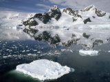 Mountains and Icebergs in Paradise Bay Photographie par Gordon Wiltsie