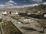 Tibet's Jokhang Temple and Barkhor Square before Modernization Photographie par Gordon Wiltsie