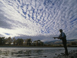 Fly Fisherman Casts for Trout in the Yellowstone River Photographie par Gordon Wiltsie