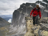 Mountaineer Scrambles on a Ridge in the Cirque of the Unclimbables Photographie par Gordon Wiltsie