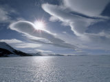 Sun and Lenticular Clouds over a Bare Ice Glacier by Patriot Hills Photographie par Gordon Wiltsie