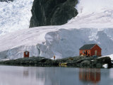 Huts at Argentina's Almirante Brown Research Station Photographie par Gordon Wiltsie