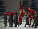 Symbolic Parade in Red Square with Flags and Red-Draped Coffin Photographie par Paul Chesley
