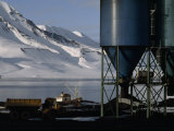 Hoppers Hold Arctic Coal Mined Near Longyearbyen Photographie par Gordon Wiltsie