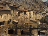 People Stand on a Bridge in the Town of Pancorbo Lámina fotográfica por Gervais Courtellemont People Stand on a Bridge in the Town of Pancorbo Lámina fotográfica por Gervais Courtellemont