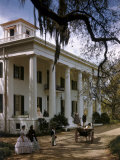 People in Period Costumes Stand Outside Greek Revival Plantation Home Impressão fotográfica por Willard Culver People in Period Costumes Stand Outside Greek Revival Plantation Home Impressão fotográfica por Willard Culver