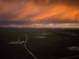 Natural Gas Drilling Rigs Dot the Wyoming Landscape Photographie par Joel Sartore