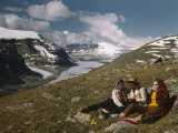 Climbers Eat a Picnic Near Columbia Icefield and Mount Saskatchewan Photographie par Walter Meayers Edwards
