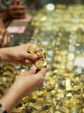 Shoppers Examine Gold Watches in a Shop in Little India, Singapore Lámina fotográfica por Eightfish
