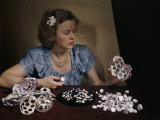 Woman Holds Mussel Shells and Pearl Buttons Made from Those Shells Impressão fotográfica por Willard Culver Woman Holds Mussel Shells and Pearl Buttons Made from Those Shells Impressão fotográfica por Willard Culver