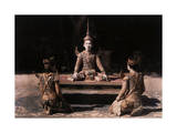 Three Children Perform a Dramatic Dance Number for Cambodia's King Lámina fotográfica por Gervais Courtellemont Three Children Perform a Dramatic Dance Number for Cambodia's King Lámina fotográfica por Gervais Courtellemont