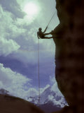 Sherpa Climber Learns to Rappel on a Crag in the Khumbu Region Photographie par Gordon Wiltsie