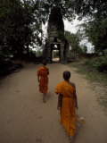 Buddhist Monks Approach the Side Entrance of the Angkor Wat Temples Photographie par Paul Chesley