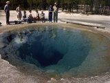 Vistors Sit and Listen to Rangers at the Morning Glory Pool Photographie par Edwin L. Wisherd