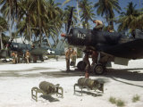 American Ground Crews Prepare Marine Corsairs for Strikes on Japanese Photographie par W. Robert Moore