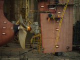 Welder Working in a Shipyard Photographie par Paul Chesley