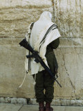 Israeli Soldier with Rifle Praying at the Wailing Wall Photographie par Paul Chesley