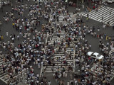 Elevated Scene of Crowds Crossing the Street at an Intersection Photographie par Paul Chesley