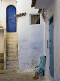 Street Scene in the Famous Blue Town of Chefchaouen Fotografisk trykk av Annie Griffiths Belt
