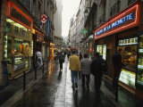 Pedestrians on a Narrow Street in Paris Photographie par Paul Chesley