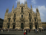 Pedestrians Pass by the Imposing, Ornate Milan Cathedral Photographie par Paul Chesley