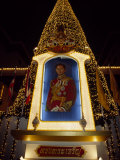 Portrait of the Thai King in Front of an Illuminated Christmas Tree Photographie par Paul Chesley